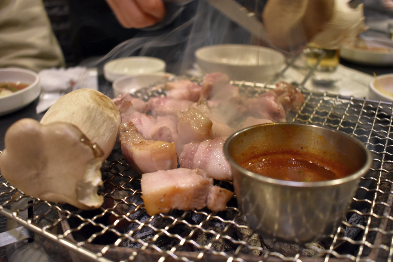 塊肉がどーんと焼かれハサミで調理するのが韓国スタイルです。写真は調理後のもの